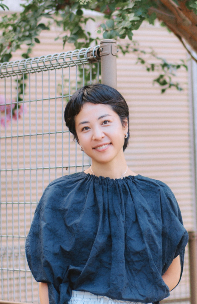 サルスベリの木の下で続magazineのインタビューに応える美容コラムニストの福本敦子さん