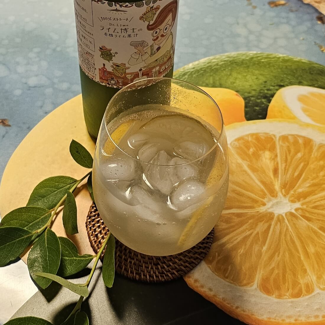 炭酸水にライム果汁を足して