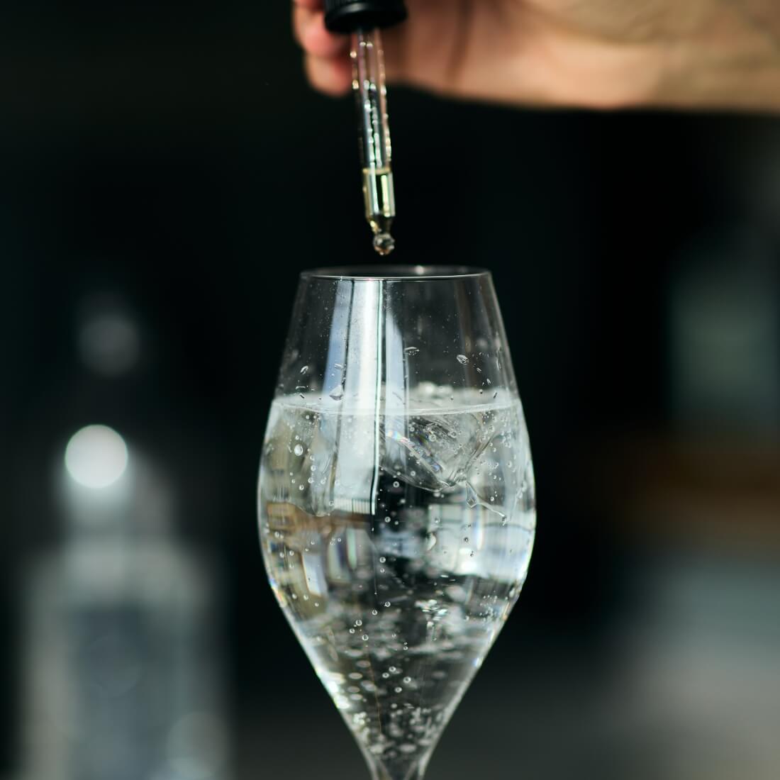 炭酸水にフラワーレメディをドロップ